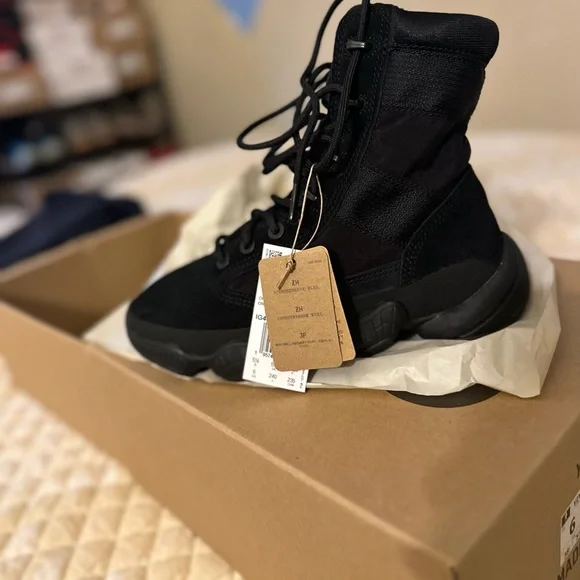 Yeezy 500 boots (BRAND NEW NEVER WORN) - news.we-bc.ca display picture 1